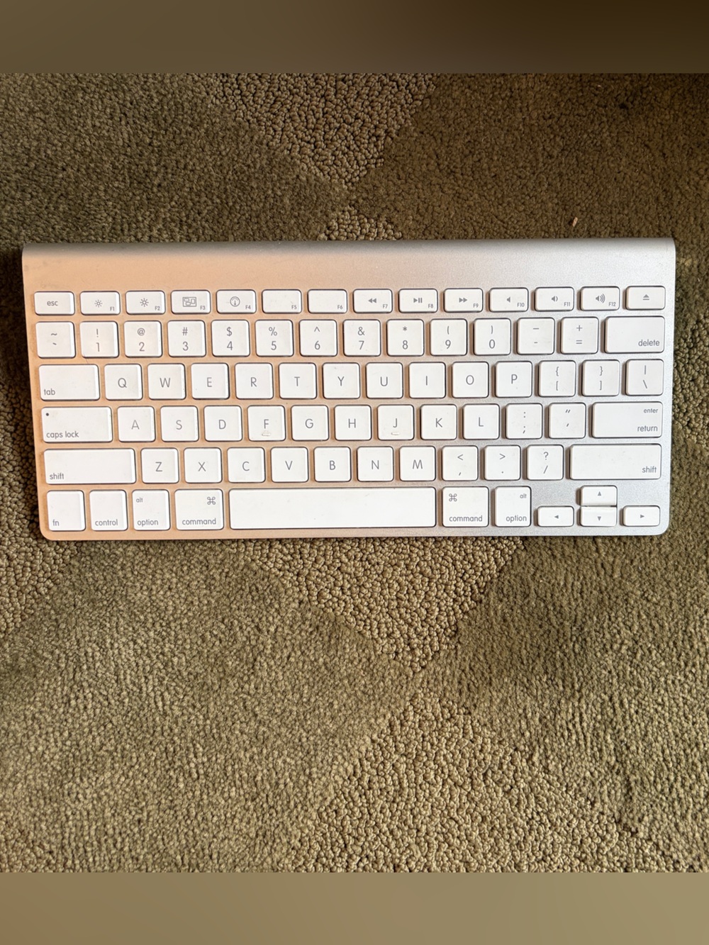 Apple A1314 Wireless Keyboard - Silver/White